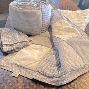 Beautiful cotton baby bedding. Crème and soft blue.